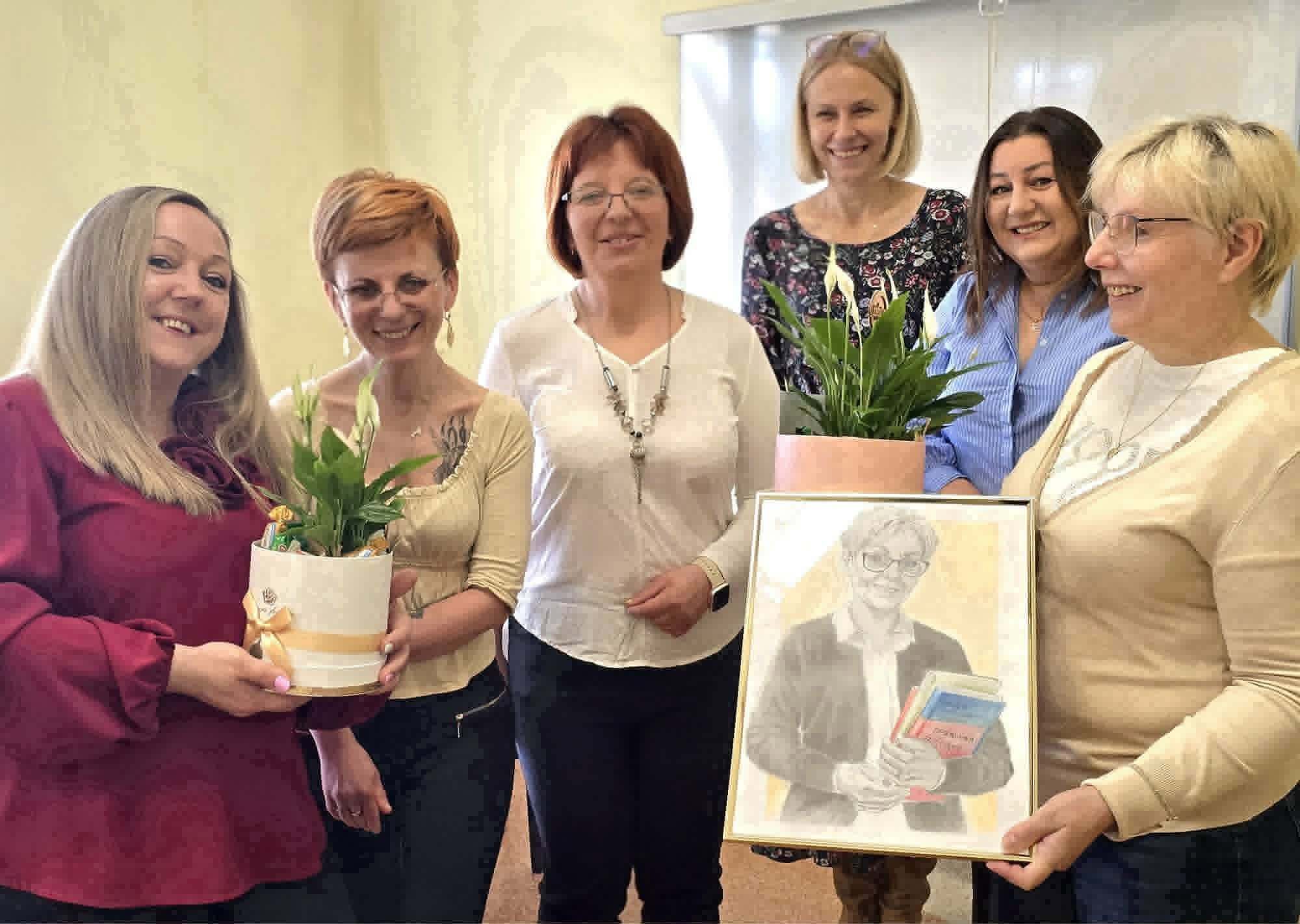 Zdjęcie grupowe uczniów z nauczycielami