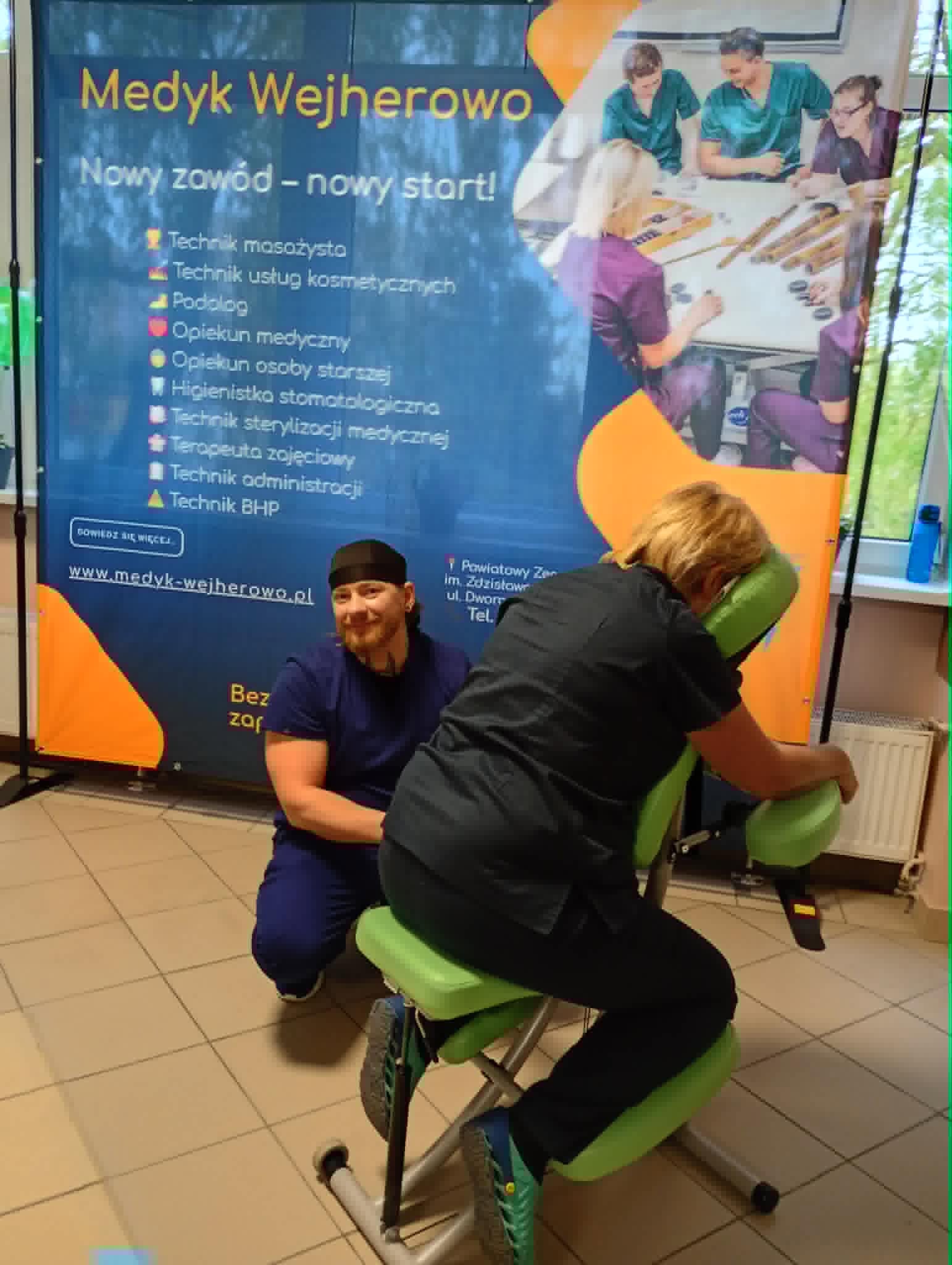 Wykonywanie masażu rąk przez ucznia.