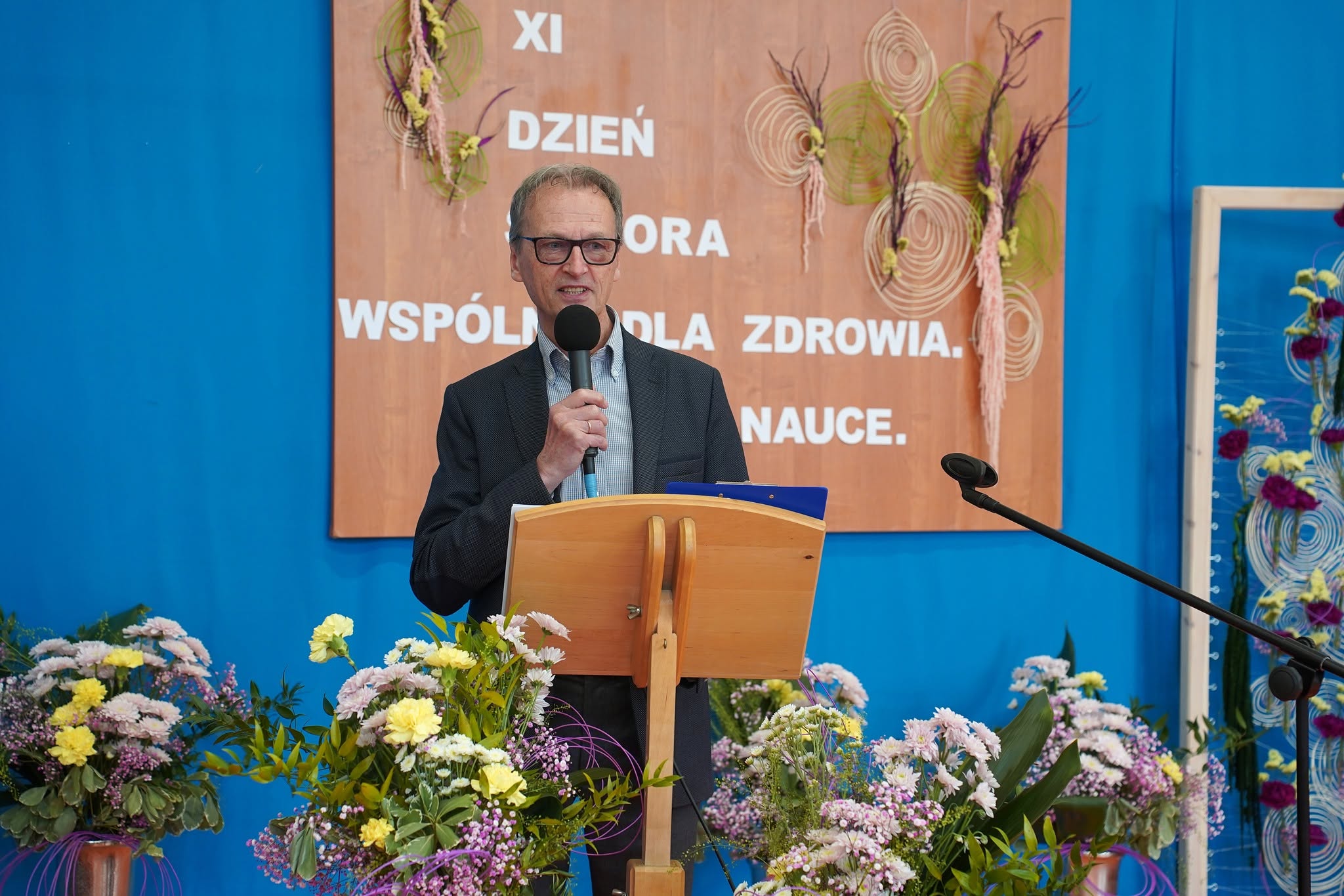 Zdjęcie przemawiającego Dyrektora szkoły.