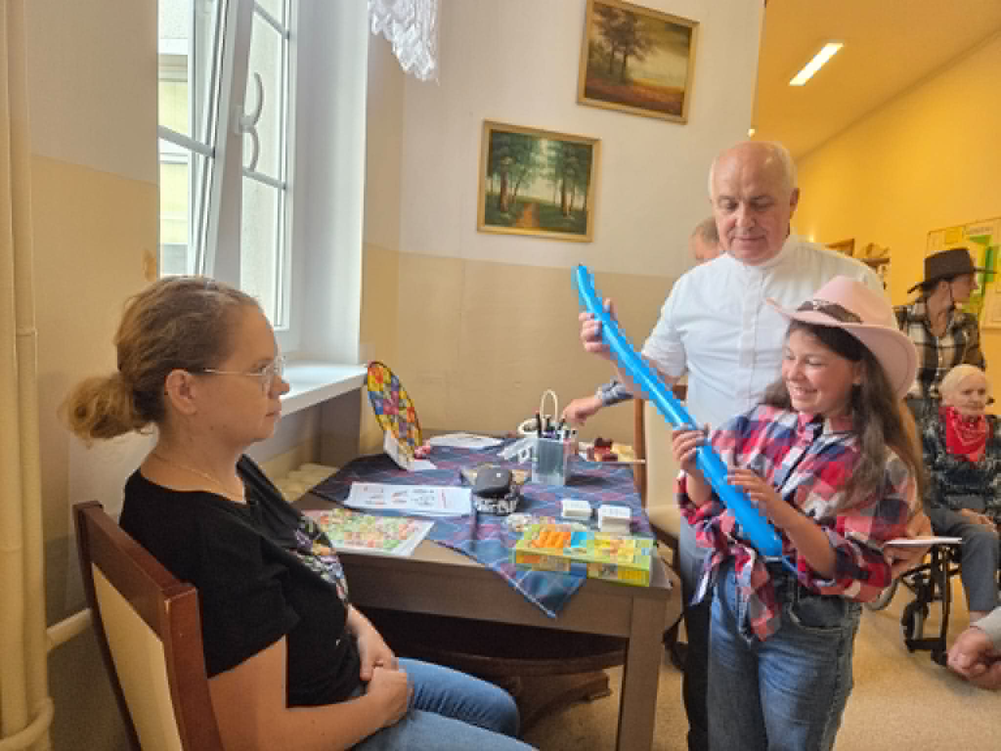 Zdjęcie pensjonariuszy DPS z balonami.
