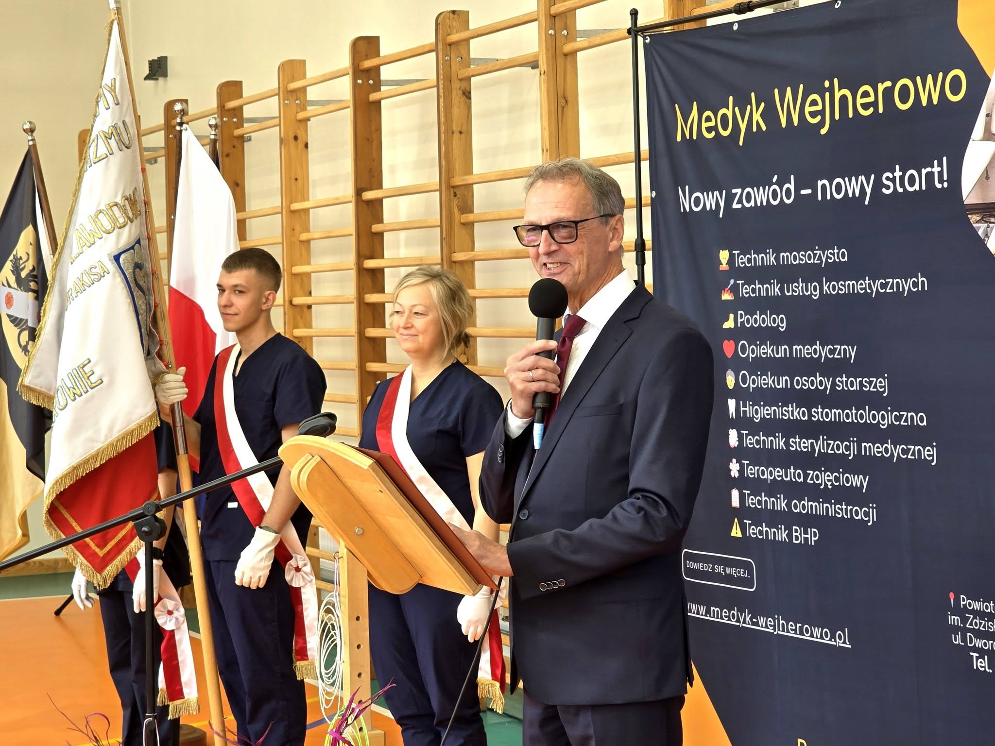 Przemawiający Pan Dyrektor podczas rozpoczęcia roku szkolnego.